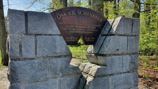 Pomník Oskaru Schindlerovi v parku Jana Palacha ve Svitavách