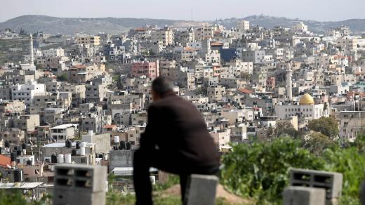 Muž sleduje uprchlický tábor Nur Šams u Tulkaramu, kde likviduje domy izraelská armáda