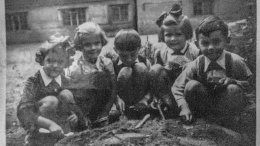 Děti si hrají na písku, Alenka Schauerová, roz. Ryšánková (úplně vlevo) rok po pořízení fotografie bude otevírat dveře jejich rodinného domu gestapu