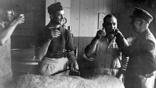 Vojáci Wehrmachtu během zabijačky