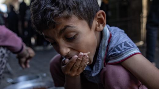 Chlapec v Gaze v místní vývařovně, které během dne došly zásoby surovin, 21. 5. 2025