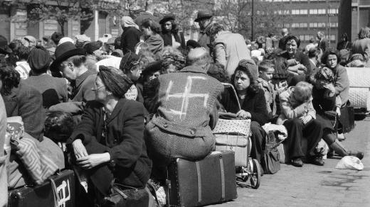 Němečtí občané se zavazadly čekají na Strossmayerově náměstí v Praze na odjezd z Československa (květen 1945)