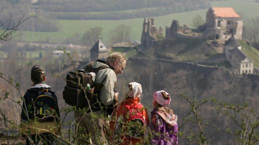 Turisté si užívají výhled na zříceninu hradu Potštejn
