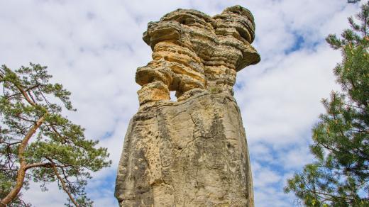 Panenskou skálu u Radvance charakterizuje skalní okénko