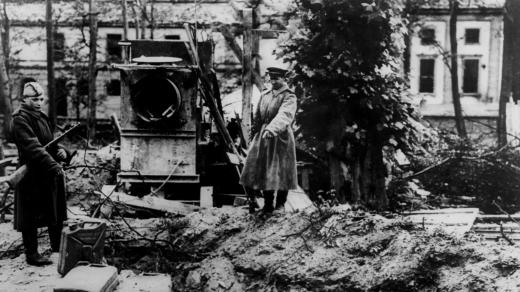 Sovětští vojáci na místě, kde mělo být spáleno tělo Adolfa Hitlera a Evy Braunové (květen 1945)