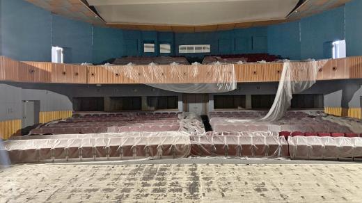 Povodní poničené divadlo v Krnově