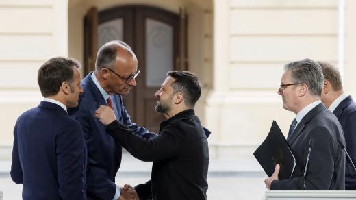 Jako předák opozice se Friedrich Merz několikrát vyslovil pro to, aby Německo poskytlo Ukrajině rakety Taurus, kterými by Kyjev mohl likvidovat i vzdálené ruské cíle.