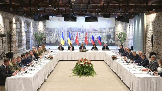 Ukrajinská a ruská delegace na jednáních v istanbulském paláci Dolmabahçe