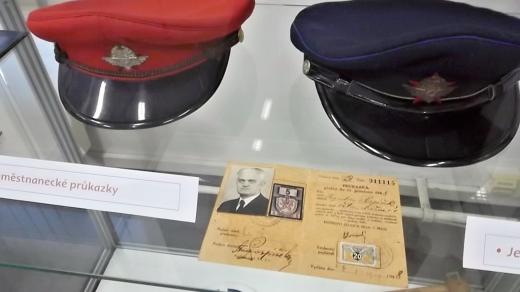 Čepice železničářských uniforem