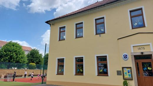 Na hřišti vedle školy tráví děti i velké přestávky