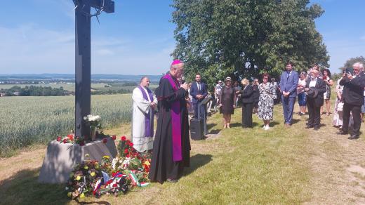 Pietního setkání k 80. výročí tragédie přímo na Švédských šancích se zúčastnil i pražský arcibiskup Jan Graubner