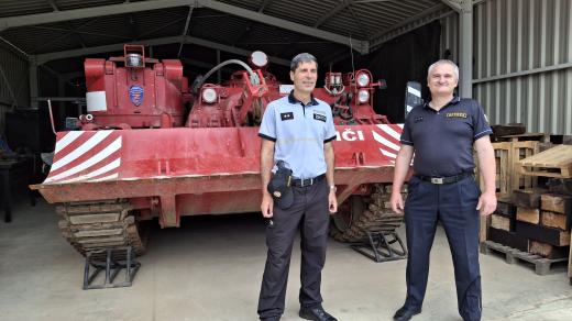 Milan Bajcura a Ladislav Mala u zásahového pásového vozidla HZS Správy železnic