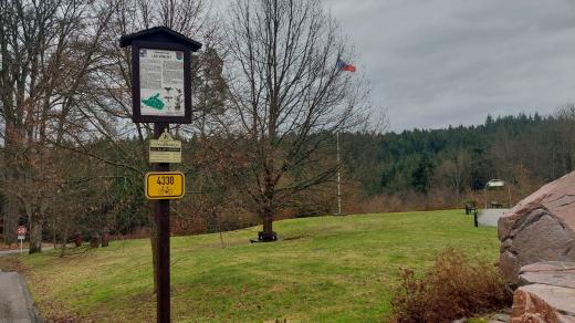 Vstup do lesa Včelný, který je součástí Pivní stezky