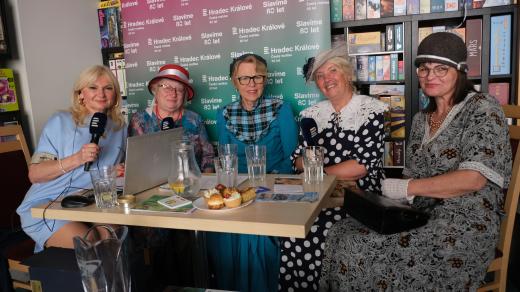 Lada Klokočníková a Sestry Chalupovy v rozhlasové kavárně