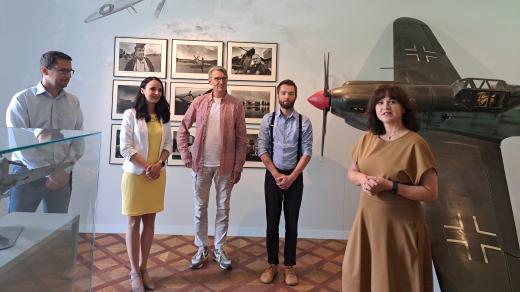 Na slavnostní znovuotevření dorazil i Jan Svěrák (uprostřed s růžovou košilí)