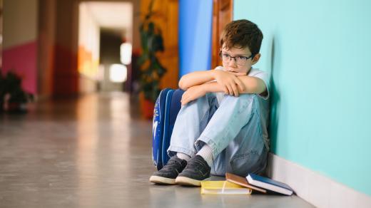 Smutný školák, špatné známky, šikana