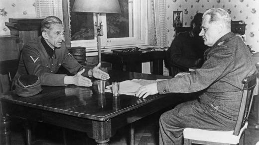 Karl Hermann Frank (vlevo) při výslechu ve Wiesbadenu v 28. května 1945, za stolem vyšetřovatel Bohuslav Ečer