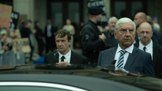 Miroslav Donutil v roli českého prezidenta v sérii Moloch