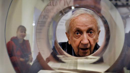 Dalibor Chatrný na zahájení výstavy nazvané Dalibor Chatrný /Tak,teď,tu v olomouckém Muzeu moderního umění, 2011