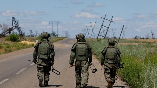 Ruští ženisté odminovávají silnici v Doněcké oblasti