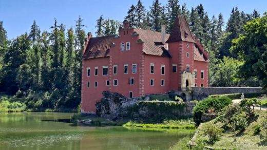 Červená Lhota je pohádkovým zámkem uprostřed vodní hladiny