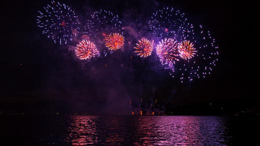 Ohňostroj přehlídky Ignis Brunensis nad Brněnskou přehradou