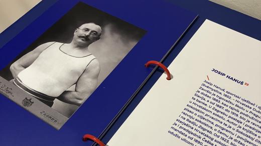 Autoři výstavy doplnili stálou muzejní expozici nejen o historické předměty a fotografie, ale také o šedesátku životopisů osobností českého původu