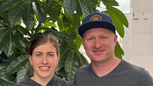 Česká hokejová reprezentantka Denisa Křížová a moderátor pořadu Na place Ladislav Hampl