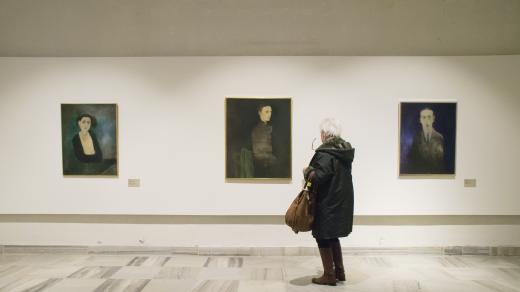Výstava Cesta k Vysoké hře v Moravské galerii v Brně. Na snímku z roku 2019 jsou obrazy Josefa Šímy (zleva) Portrét Héléne Povolozké, Rogera Gilberta-Lecomta a Reného Daumala