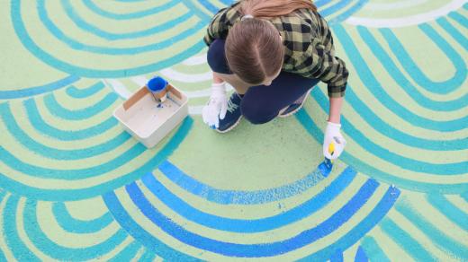 Před školou v Suchdole vznikl originální asfalt art