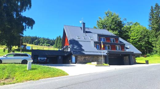 Modernizovaná služebna horské služby na šumavském Zadově
