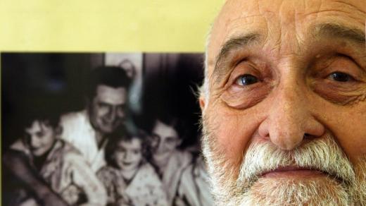 Hugo Pavel na výstavě věnované jeho bratrovi, spisovateli Otovi Pavlovi