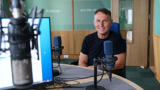 Tomáš Jiránek ve studiu Českého rozhlasu Hradec Králové