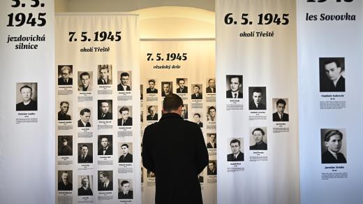 Expozice připomínající 59 lidí zastřelených ve městě v posledních dnech války v Třešti na Jihlavsku
