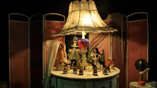 Výtvarný a scénografický návrh, která je zároveň vzpomínkou na scénografa Petra Matáska