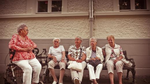 Místo abychom starému člověku před nebo po operaci poskytli rehabilitační cvičení, raději mu dáme hůl nebo vozík