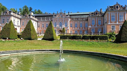 Rokokový zámek v Nových Hradech byl dokončený v roce 1777