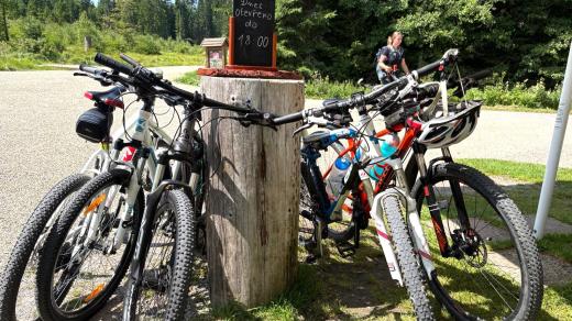 Turisté na vyhledávaných místech Šumavy