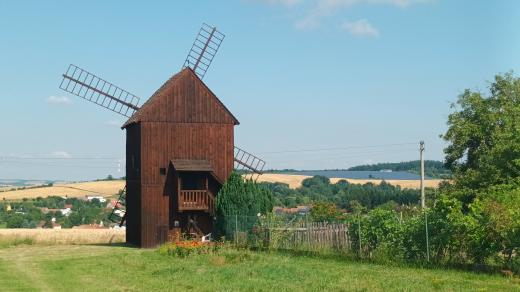 Větrný mlýn ve Velkých Těšanech na Kroměřížsku, pohled na mlýn ze zadní strany