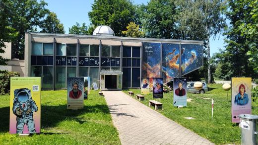 Výstava Jmenuji se… u hvězdárny a planetária v Českých Budějovicích