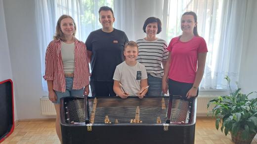 Král jízdy králů v Hluku 2025 Matyáš Kočí s maminkou, bráchou Tadeášem a sestrami  Benediktou (vpravo) a Dominikou