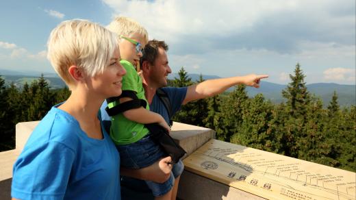 Krkonoše nejsou jen Sněžka a pramen Labe. Ukrývají hrady, zámky, rozhledny, vodopády i krásné církevní památky