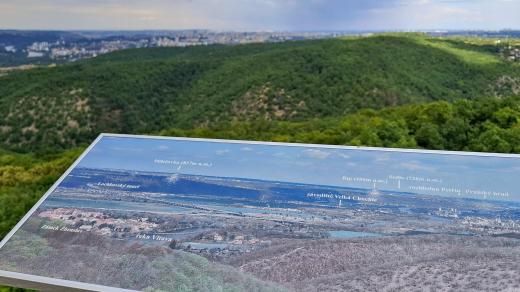 Dolní Břežany, Hradiště, výhled Závist