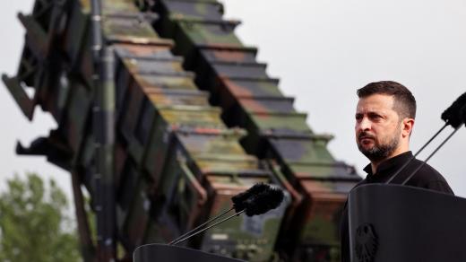 Na opakované žádosti o systémy Patriot uslyšel ukrajinský prezident Volodymyr Zelenskyj z americké strany, že je těchto zbraní málo