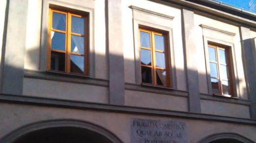 Na některých domech si mohou pozorní kolemjdoucí všimnout začernalých pískovcových ostění kolem oken. Pískovec zčernal při velkém požáru města v roce 1641