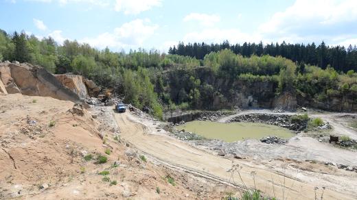 V lomu u Ctětína se těží žula, přesněji granodiorit