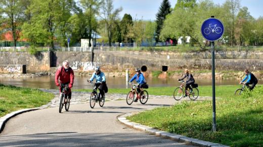 Stezka pouze pro cyklisty je označena kulatou modrou dopravní značkou s bílým piktogramem jízdního kola uprostřed