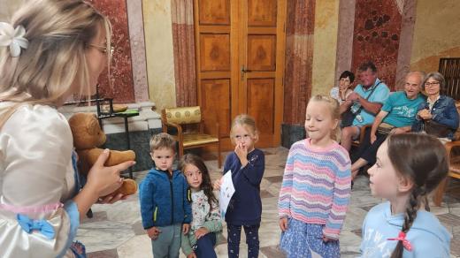 Průvodkyní kravařskou expozicí je princezna