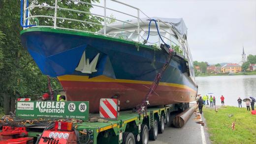 Spouštění parníku Smetana na hladinu přehrady Lipno