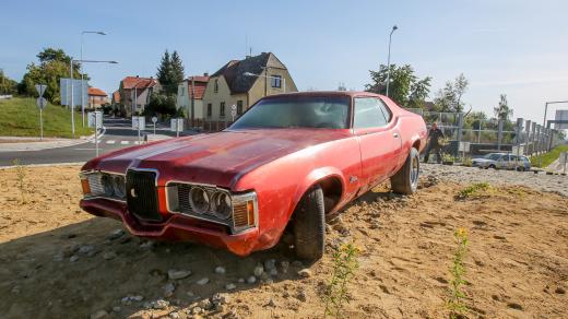Kruhový objezd ve Strakonicích má připomínat prérii. Jeho dominantou je cadillac